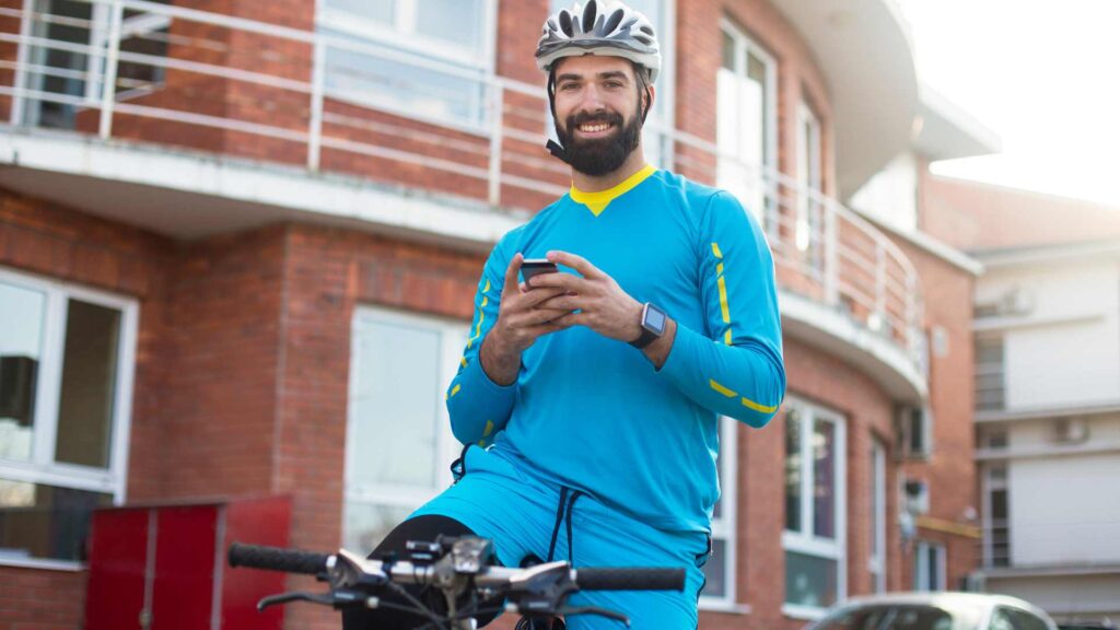 cycliste sur son téléphone