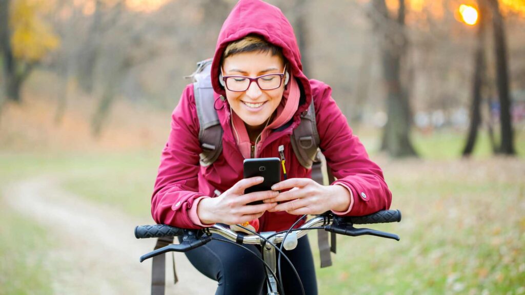 cycliste sur son téléphone