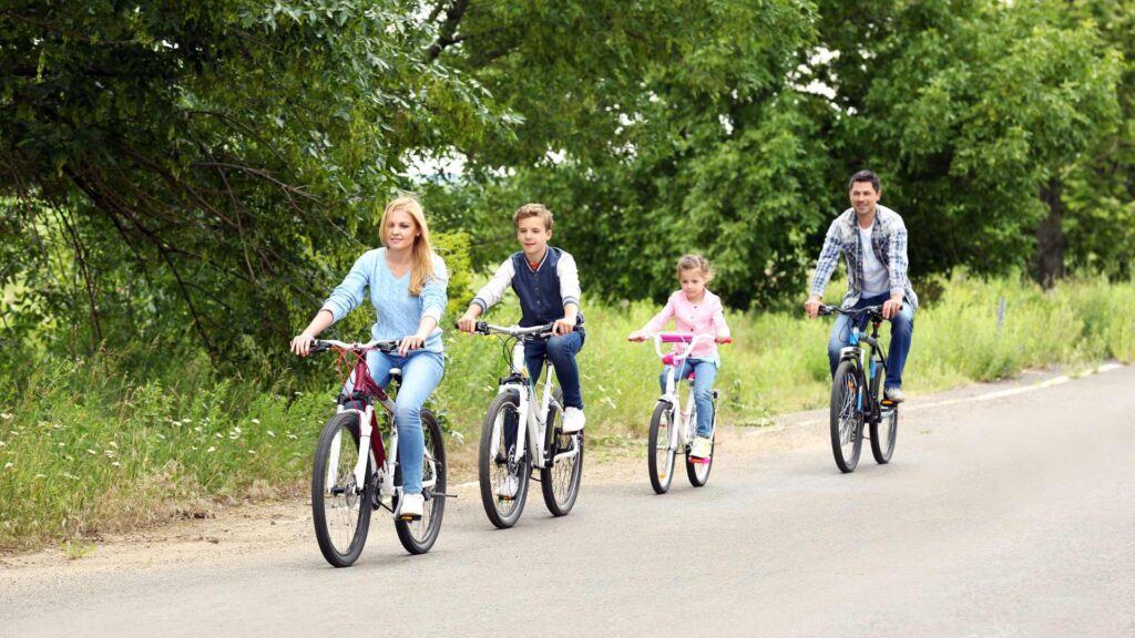 famille en vélo 